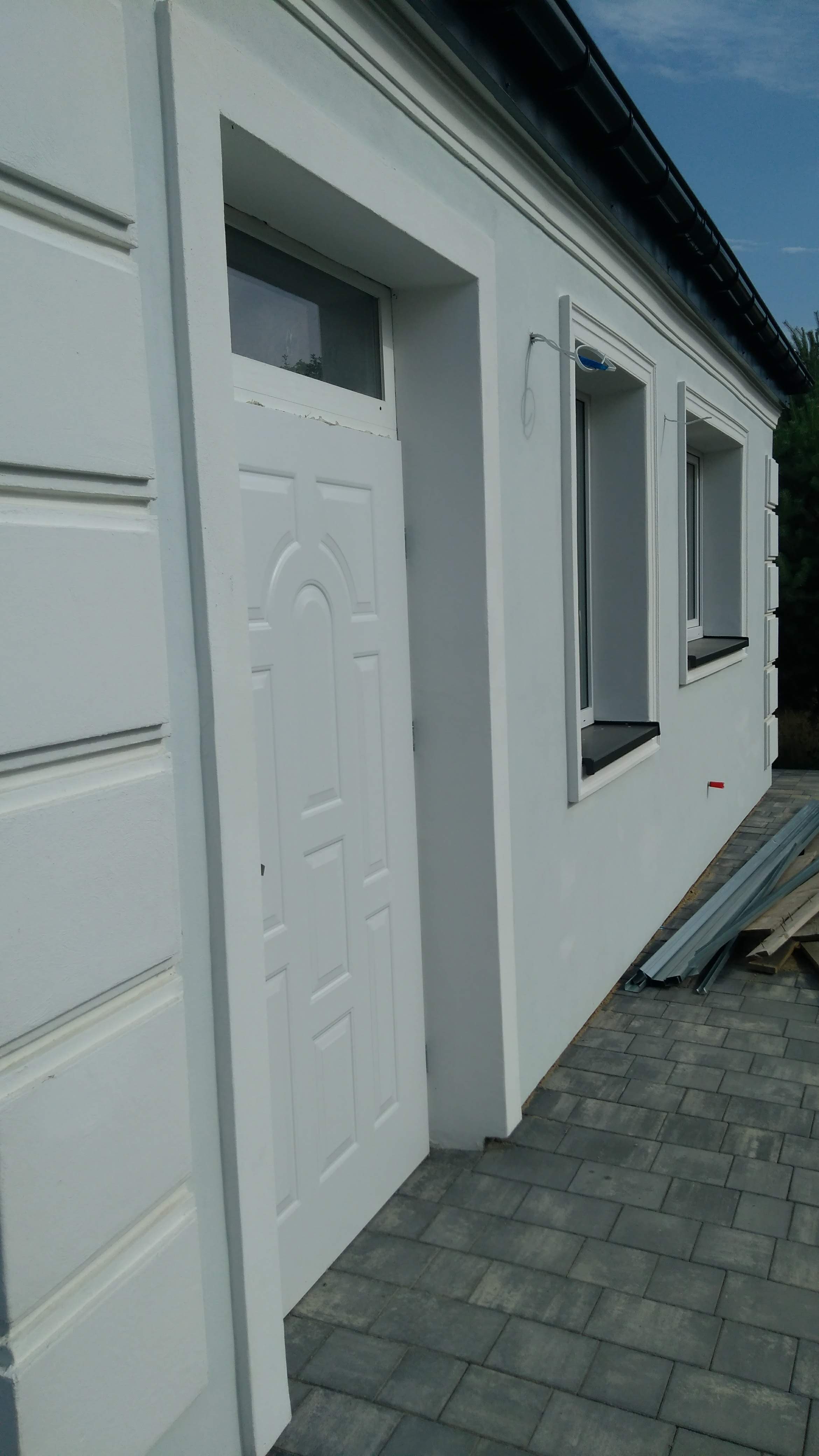 Sprzedam mini przychodnię lekarską 3 gabinety, 2 niezależne wejścia. Stan deweloperski. Działka 4000 m2, dodatkowo pozwolenie na budowę domu mieszkalnego. Powiat legionowski.