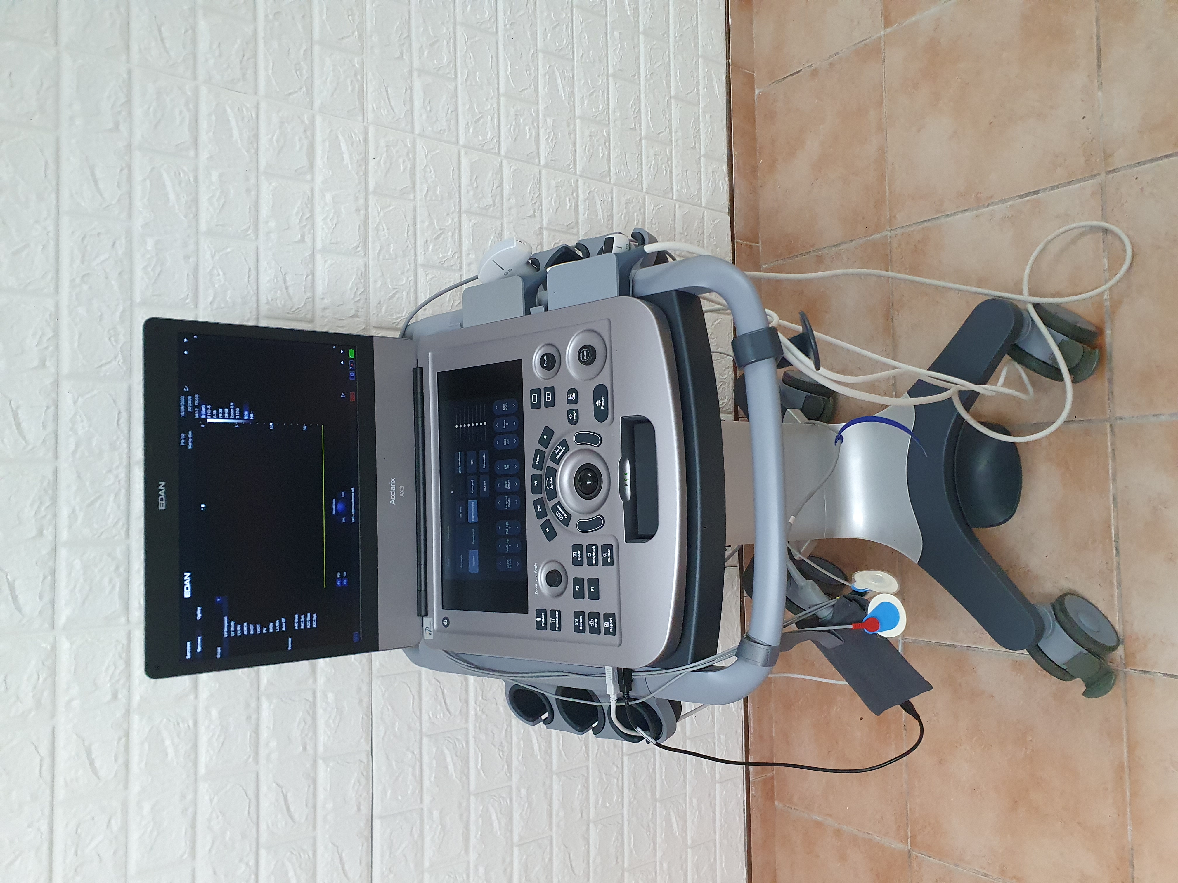 Aparat USG Edan Acclarix AX3, 2 głowice (kardio, convex), stolik