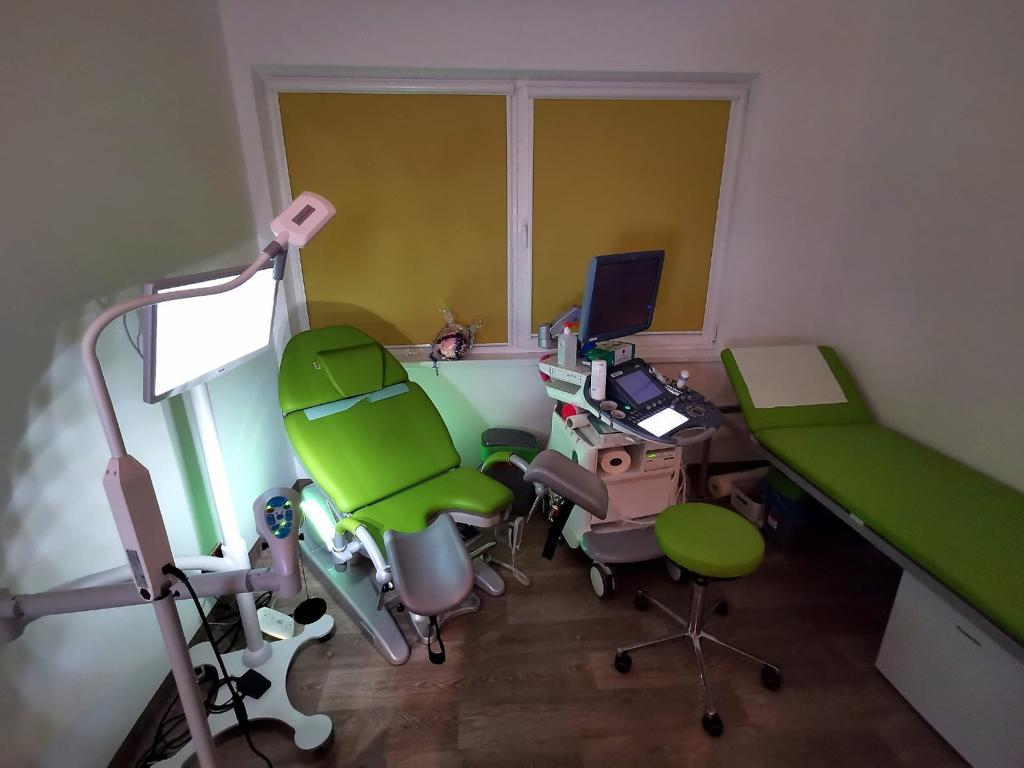 wynajmę gabinet lekarskie 85 m2 z własną łazienką oraz bidetem, oraz półkami na spódniczki jednorazowe oraz pantofle, dodatkowo szafka na klucz do przechowywania środków czystości , papieru, spódniczek itd