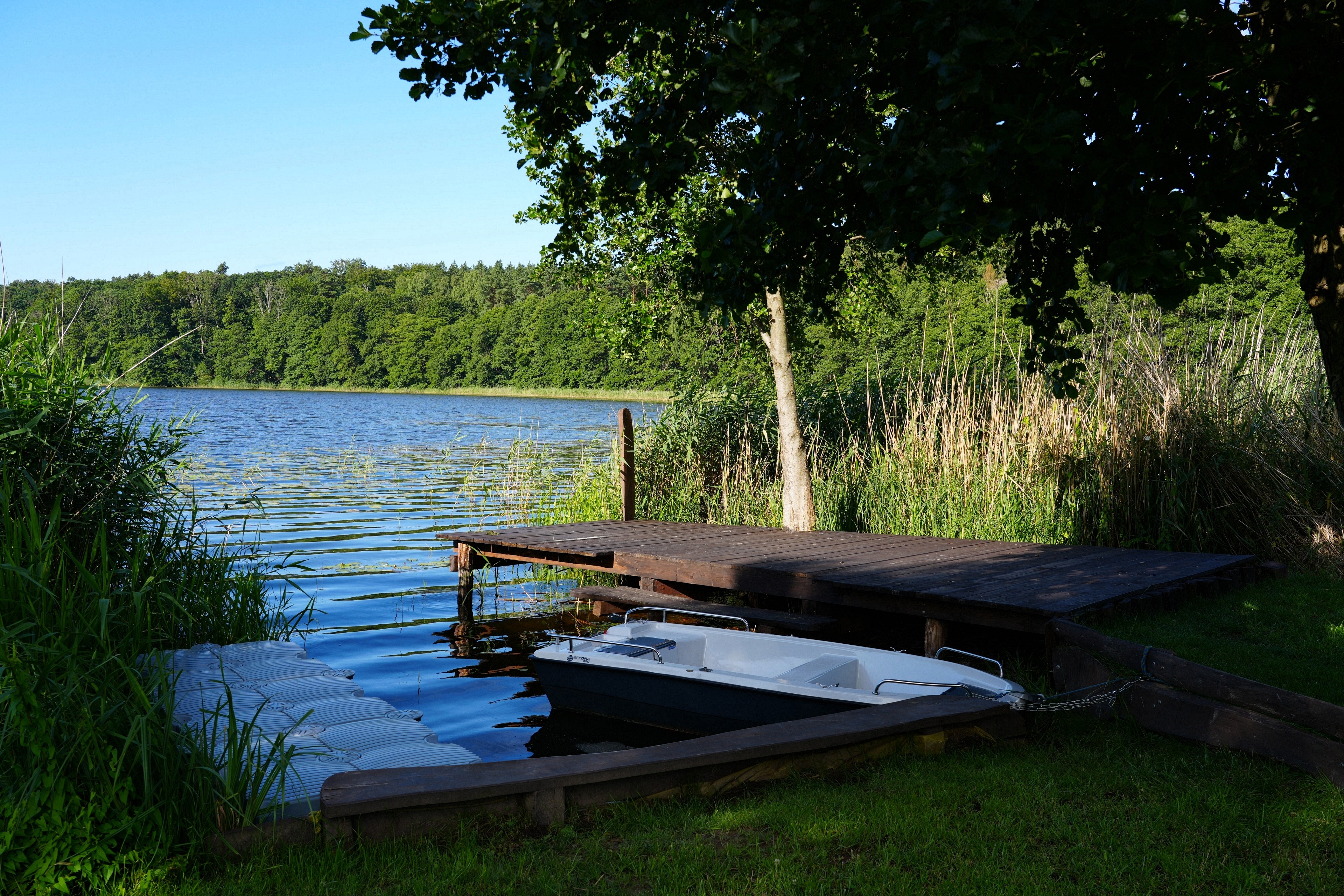 Pensjonat " TRAPER" nad jeziorem Kołczewo . Wyspa WOLIN